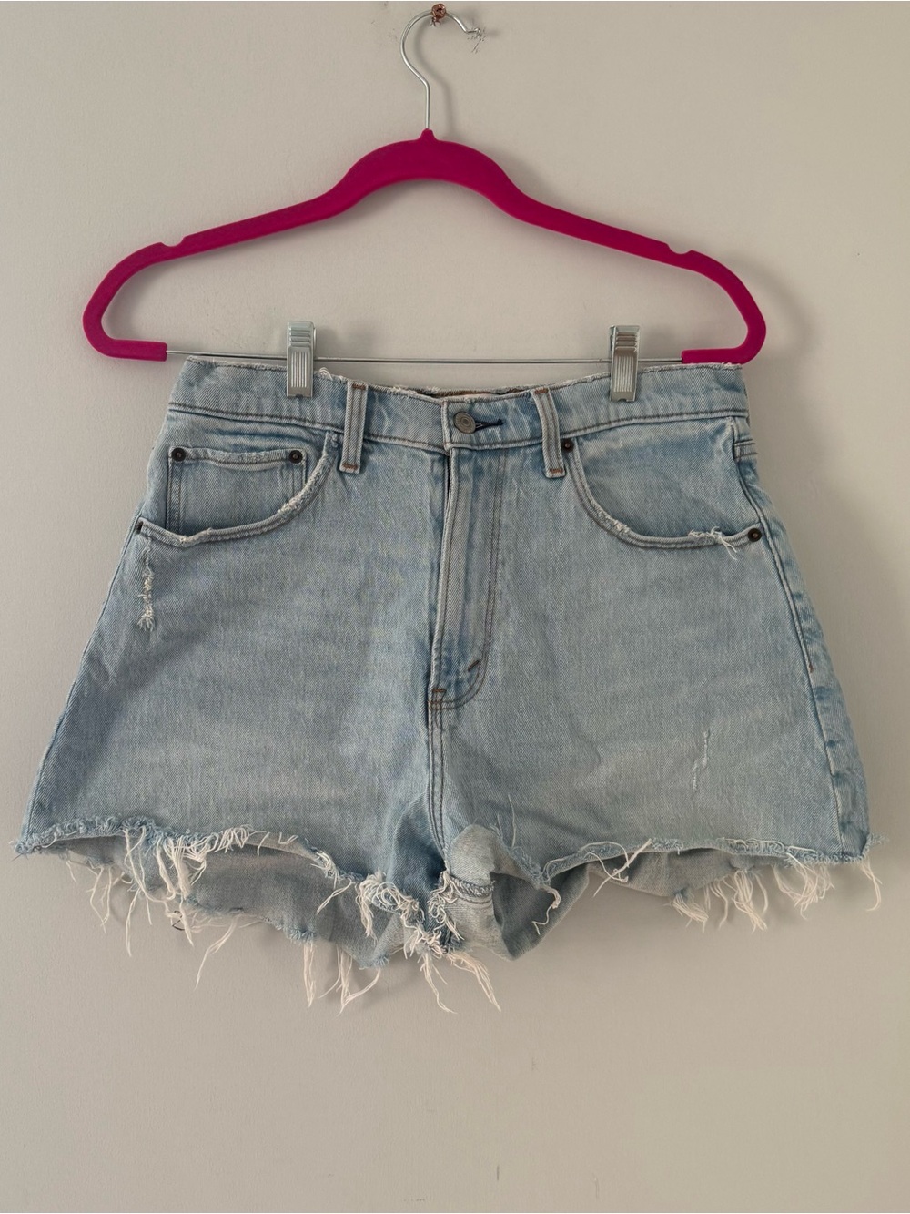 Abercrombie & Fitch Curve Love ‘90s Relaxed Cutoff Short High Rise Light Wash